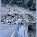 Une partie des laves a passé par-dessus le pont de Sarreyer qui a été totalement détruit.